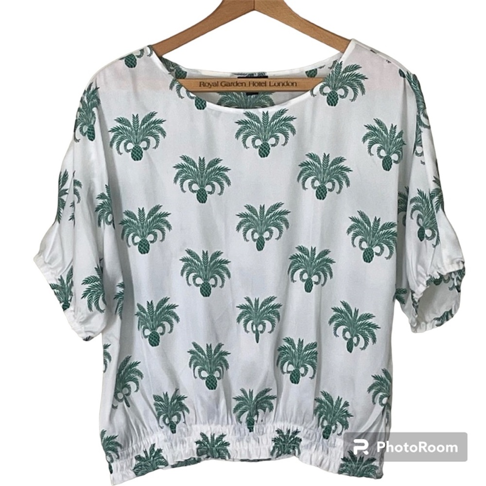 Ann Taylor pineapple blouse. Short gathered sleeve. Gathered waist. Women’s L